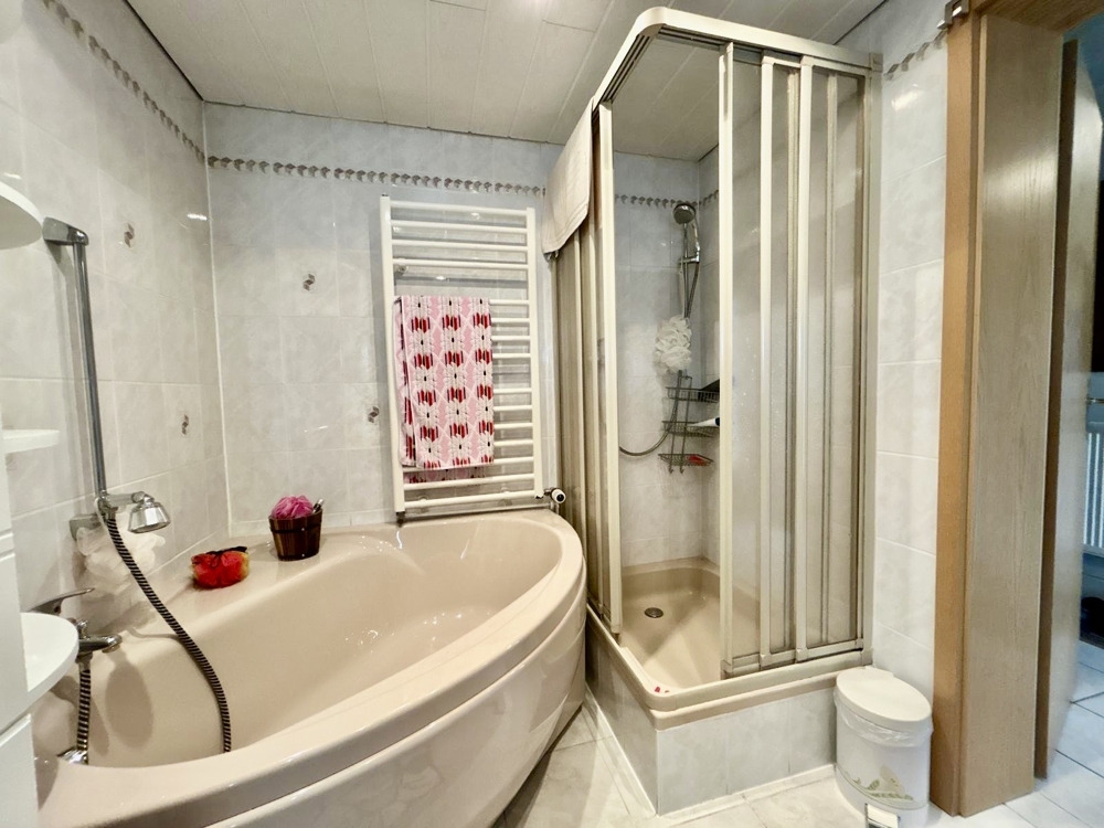 Bad mit Wanne und Dusche 