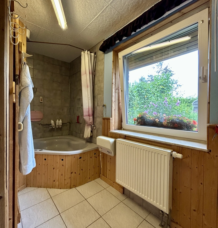 Sauna Raum mit Whirlpool