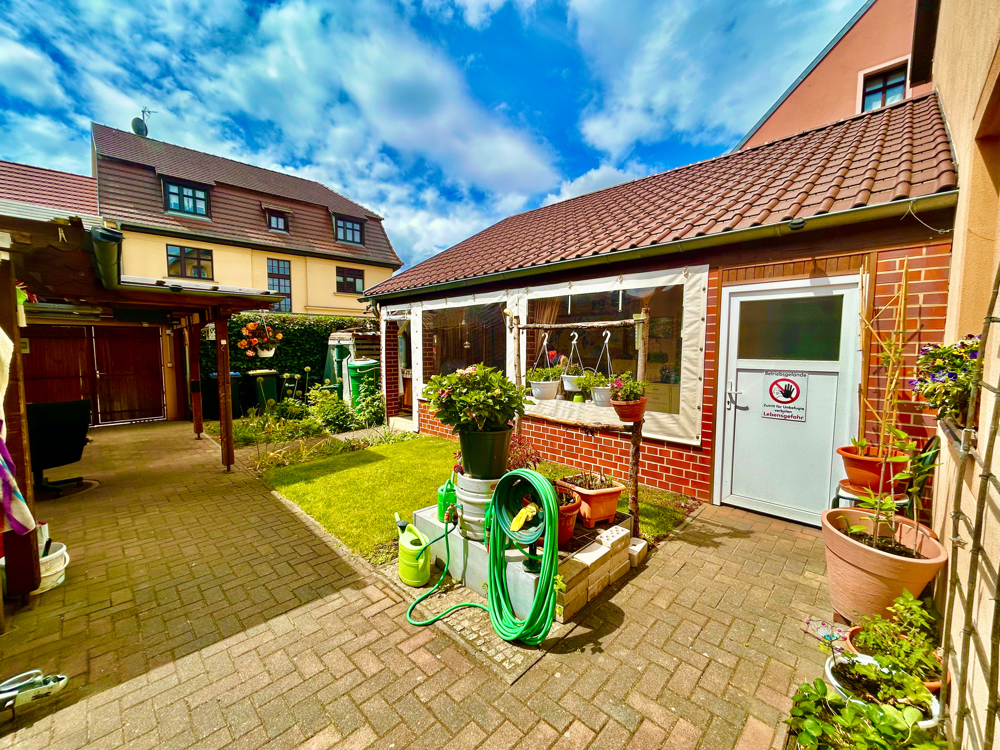 Hof, Garten und Carport