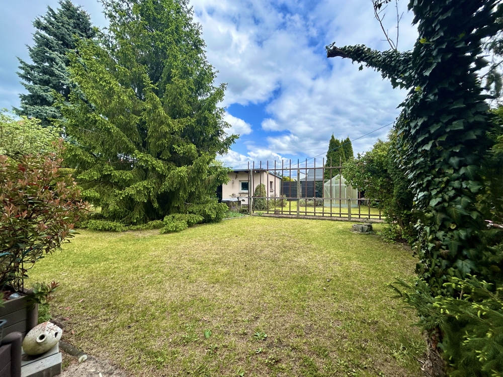 Gartenansicht mit Mebengelassen