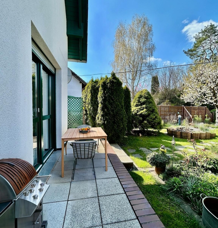 Hausansicht mit kleiner Terrasse 2