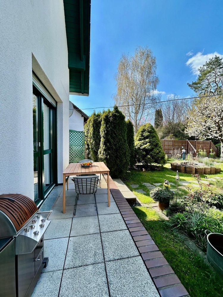 Hausansicht mit kleiner Terrasse 2